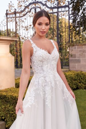 Tulle & lace wedding dress with V neck and straps